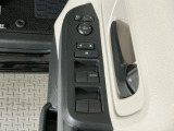 運転席のスイッチで全てのウィンドウの開閉操作を行うことができます。ロックボタンをONにしておくと、運転席以外のウィンドウは作動しないのでお子様を乗せているときなども安心ですね♪