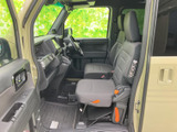 運転席周りは、収納スペースが充実しており、細々とした荷物もすっきり収納できます。使い勝手の良さが光ります。