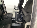 運転席・助手席の背もたれには、2列目シート用にカップホルダー付きの「格納式のシートバックテーブル」を装備しています。休憩時のちょっとした時間などカップを置いたり、小物置きに使えて便利です。