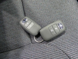 【スマートキー】車両と同様に非常にきれいな鍵が2本揃っています。紛失時やご家族での使用にも安心。バッグに入れたままドアの開閉やエンジンの始動ができ、生活を快適にサポートします。