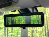 【スマートリヤビューミラー】後席の大きな荷物や同乗者で後方が確認しづらい時でも安心!カメラが撮影した車両後方の映像をルームミラー内に表示。クリアな視界で状況の確認が可能です!