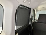 ロール式シェードが出てきます!車内の温度を安定して保てます♪強い日差しもシャツトダウンしてくれます☆