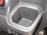 運転席と助手席にはドリンクホルダーがあります。取りやすい位置にありますからドライブも楽しくなりますね!