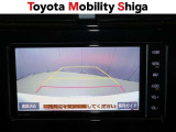 車庫入れや縦列駐車などの際に、後退操作の参考になるガイドラインをモニター画面に表示します。