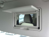 【運転席バニティミラー】ちょっとしたお化粧直しや身だしなみチェックの時に便利♪ 女性には特に嬉しい装備♪