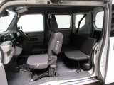 助手席側のセンターピラーをなくし、助手席とリアシートはフラットに。2つの開口部と動線で空間を自由に使いこなす、これまでにないはたらき方を可能にします。