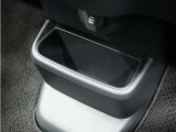 ◆センターロアボックス◆インパネ中央の下部には、ごみ箱としても使用する事ができるセンターロアボックスを装備しております。