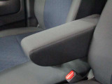 運転席アームレストを装備。長距離運転などの時疲れを軽減します。
