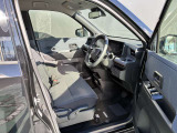 運転席側になります。是非一度座ってじっくり内装もご覧くださいませ。