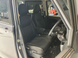 運転席、助手席です。座面も広くゆったりと座れてアームレストも付いているので重宝します。