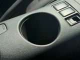 運転席側ドリンクホルダーです。高めの位置にご用意しておりますので目線を下げることなくご利用頂けます!!