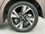 【純正アルミホイール】車体に最適化された設計による優れた耐久性と走行性能、そしてデザイン性。特に、足回りの軽量化は加速性能・燃費・乗り心地の向上に繋がり、ブレーキ性能も高めます。