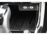 【スマホ非接触充電/USBポート】ワイヤレス充電に対応し、USBポート(タイプC)を2口装備。充電環境も充実しており、長距離ドライブでも快適にお使いいただけます。