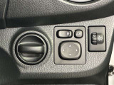 格納式リモコンドアミラーの操作スイッチです。