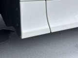 左ロッカーパネルにキズがあります。