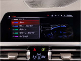 シフトレバー周辺に搭載されたiDrive(ナビのコントローラー)はドライバーの運転姿勢を崩さず、直感的に操作が可能で御座います