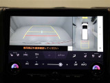パノラミックビューモニターを装備。駐車場や交差点でクルマを真上から見るように周囲を確認できます。機能の詳細は販売店スタッフまでおたずねください。