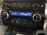 左右独立温度コントロールフルオートエアコンです。運転席、助手席それぞれで独立して温度設定ができます。