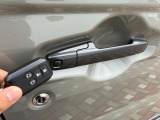 携帯キーを持っておくだけで、ドアノブについてあるボタンを押すだけでドアの施錠が可能です。雨の時や荷物が多くて両手がふさがっていても、キーをポケットやかばんに入れたままで出来ます。