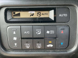 【オートエアコン】 車内快適♪ご希望の温度に設定すれば風向きや風量を自動で調整してくれますよ!