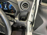 運転席側前部にドリンクホルダーあります♪運転中でも手が届きやすい位置にあって使い易いです♪
