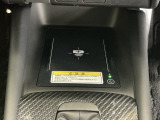 【ワイヤレス充電器】Qi対応のスマートフォンを置くだけで充電ができます。