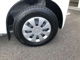 タイヤは軽バンの定番、エコな12インチ。145/80R12 80/78