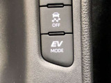 ハイブリッドならではの装備。EVスイッチを押すとモーターのみの走行ができますよ。モーターで駆動するのでガソリンエンジンと比べると静かなので、早朝や深夜など大きな音を出さずに運転できます。