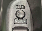 キーフリー連動で施錠時に格納します。降車の直前まで後方確認ができ、閉じ忘れも防げます。