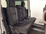 2列目シートは背もたれの角度調節ができるベンチシートになっております。長距離運転になってもゆったりとできるようにアームレストがついてます。