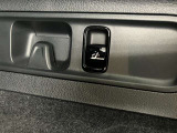 メモリー付きパワーシートが装備されている車両はシートの位置・ドアミラーの角度・ハンドルの位置を3名まで記憶出来ます。