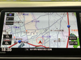 鮮明な地図表示で、運転中のルート確認が容易です。詳細な情報も確認でき、安心して目的地へ向かうことができます。