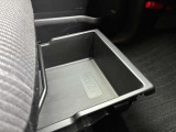 助手席の足元には引き出し式のアンダーボックスがあり、予備の靴などを収納できます★