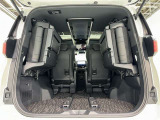 3列目シートは跳ね上げ式で折りたたみ可能です。キャンプ用品など大きな荷物もばっちり収納可能です!
