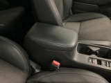 アームレスト付き。長距離ドライブも快適に過ごせます。運転席からも助手席からも自由に使えるドリンクホルダー付。