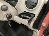格納式のドリンクホルダー付きです。ドリンクホルダーとしてはもちろん、スマホや長財布を収納することだってできますよ。
