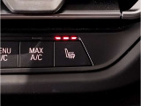 運転中にもオーディオの音量やFMの切り替えなどステアリングでの操作で切り替え可能なため、ステアリングから手を放す必要がない為、運転中でも操作が簡単でございます。