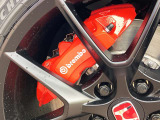 フロントブレーキシステムにBrembo社製ものブロックアルミ対向4ポッドキャリパー