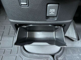 運転席&助手席側の間にも小物入れがあります!
