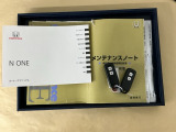 メンテナンスノート【点検整備記録簿・保証書】、取説も揃ってます。スマートキーはバッグなどにしまったままボタン操作でエンジン始動・停止やハイブリッドシステムの起動や停止ができて大変便利です