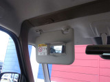 運転席/助手席上のサンバイザーにはバニティミラーが付いています。
