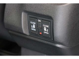 リアは両側パワースライドドアで、開閉には運転席のスイッチ、またはスライドドアのドアハンドルを少し引くだけで自動開閉します。