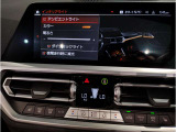 ドライバー中心に設計されたBMWのコクピットはナビゲーションシステムもドライバーーが見やすい角度に調整されております。
