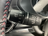 レバーをAUTOの位置にしているとき、レインセンサーが雨を感知すると、雨量に応じてワイパーが自動で作動してくれるオートワイパーを装備!設定変更で非作動にすると、間欠作動に固定されます。
