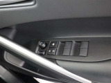 ここ最近のお車には、標準装備になりますが、パワーウインドの操作スイッチです。小さな子供さんが触っても動かせない、ウインドロック機能もあって安心ですよ(^◇^)