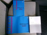 メンテナンスノート・保証書、車両取扱説明書です。お車の整備記録も記載されていて大切に乗られていた記録があると安心ですね。取扱説明書があると操作が分からないときに便利ですね!