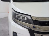 【LEDヘッドライト】装着車です! 夜間の暗い道でも、白く明るく前方を照らしてくれるので、安心して運転が出来そうですね♪