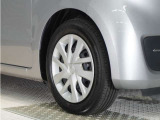 ◆純正ホイール装着車◆シンプルなデザインのホイールキャップ付きです。
