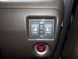 運転席のボタン操作で両側のスライドドアが開閉できます。