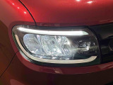 対象物が見やすく白く明るい光で夜間走行をサポートするフルLEDヘッドランプ(サイドビューランプ、クリアランスランプ、マニュアルレベリング機能付き)を装備